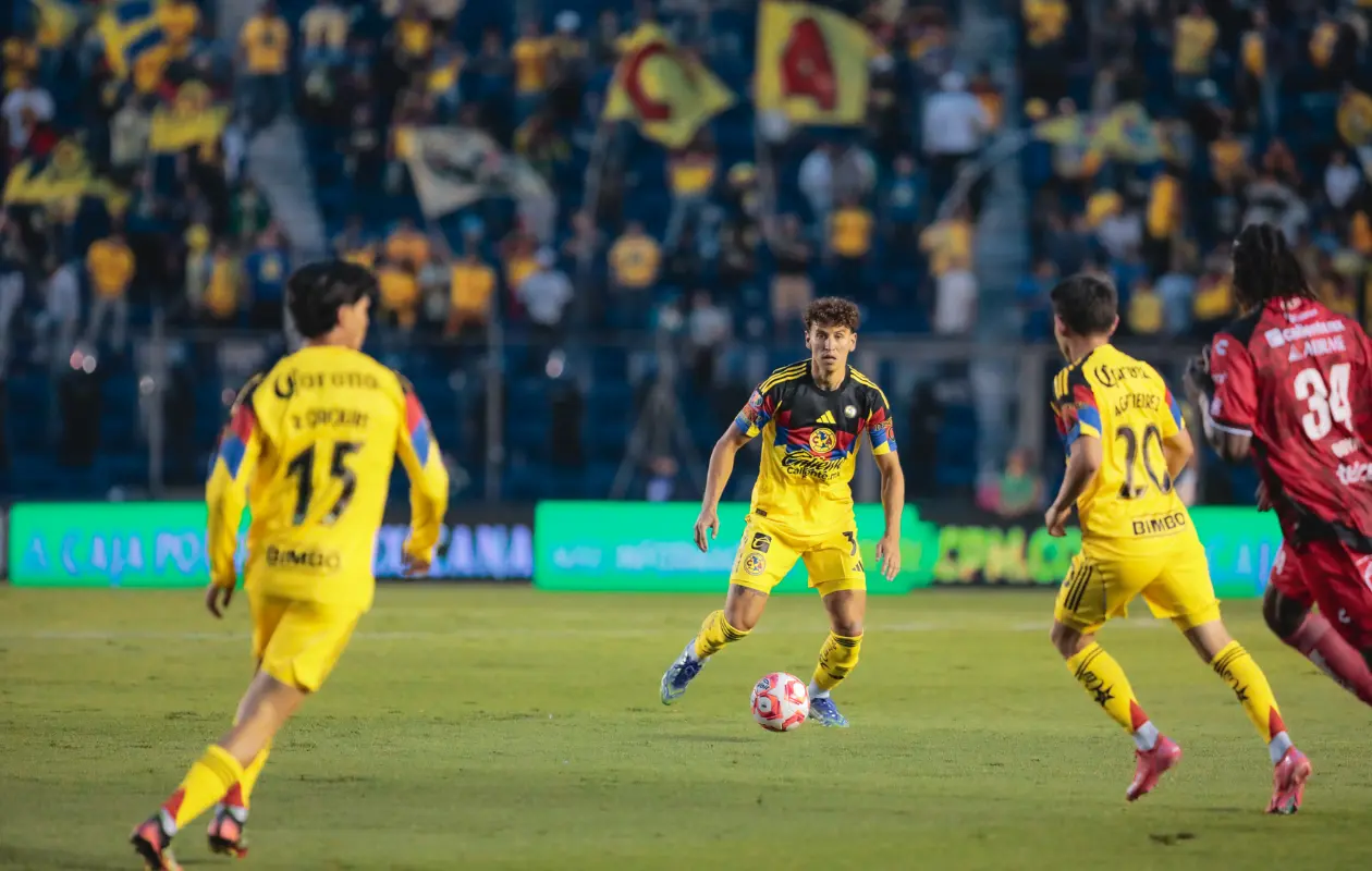 El partido fue suspendido por más de media hora debido a lluvia.