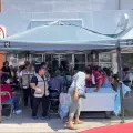 Bienestar cuida a los adultos mayores del calor en banco