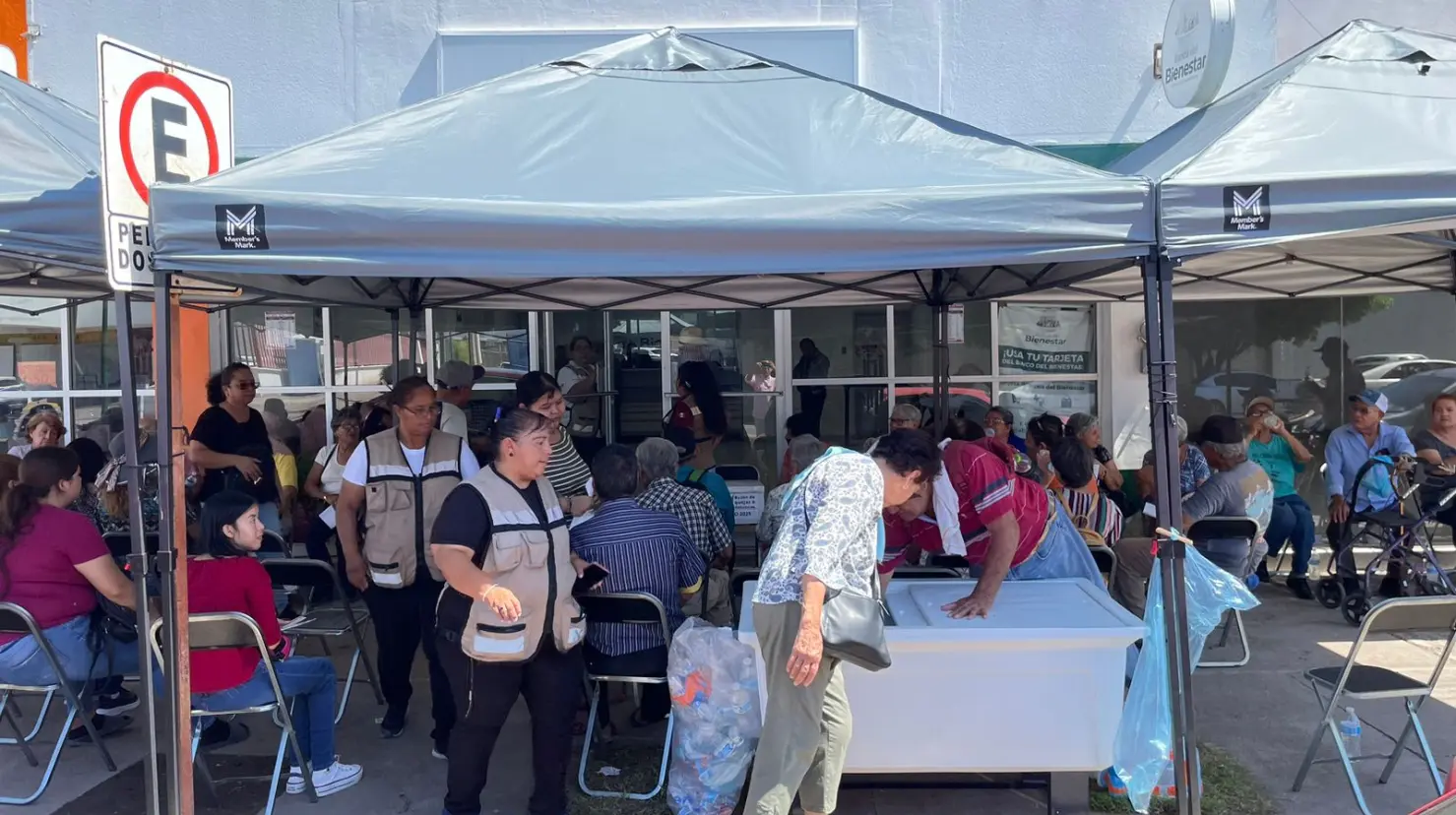 Bienestar cuida a los adultos mayores del calor en banco
