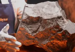 Subastan en Nueva York roca de Marte más grande en la Tierra: Esta cantidad pagaron