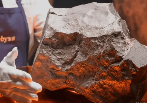 Subastan en Nueva York roca de Marte más grande en la Tierra: Esta cantidad pagaron