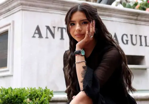 Tunden a Ángela Aguilar por "pobre" donativo a los migrantes; esto aportará