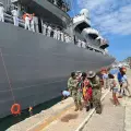 VIDEO | Así cayó una bailarina al mar durante la despedida de un barco japonés