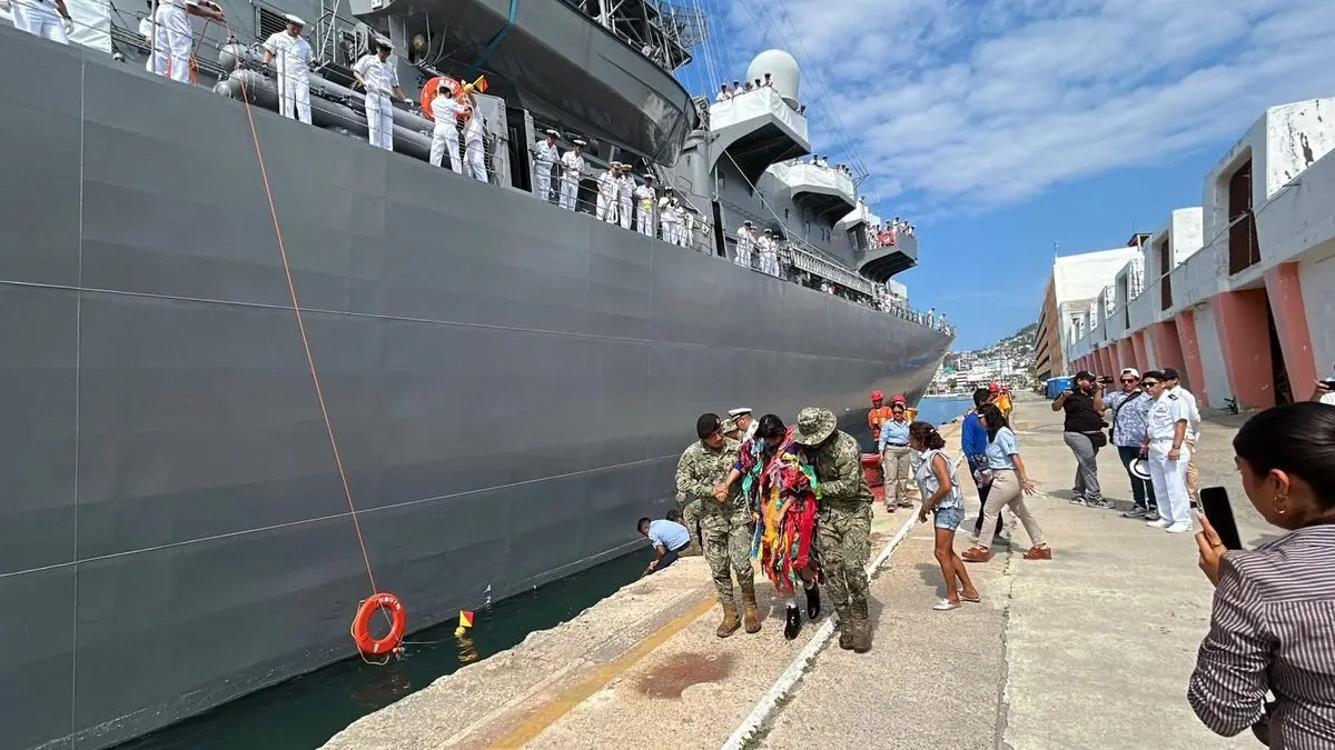 VIDEO | Así cayó una bailarina al mar durante la despedida de un barco japonés
