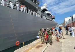 VIDEO | Así cayó una bailarina al mar durante la despedida de un barco japonés