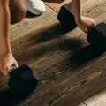 ¿Tienes insomnio? Realiza estos ejercicios antes de acostarte para lograr un descanso reparador