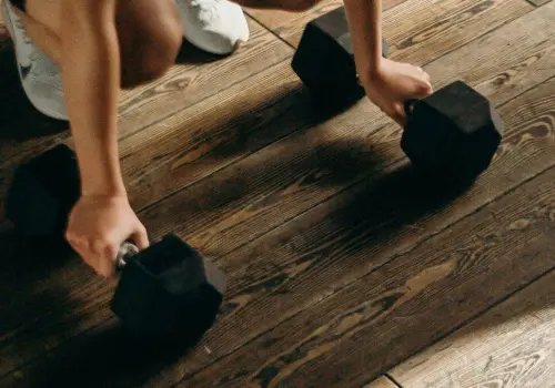 ¿Tienes insomnio? Realiza estos ejercicios antes de acostarte para lograr un descanso reparador