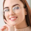 ¿Usas anteojos? Así debes maquillarte para resaltar tu mirada