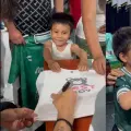 Jugador del Club León sorprende a niño con jersey nuevo durante firma de autógrafos