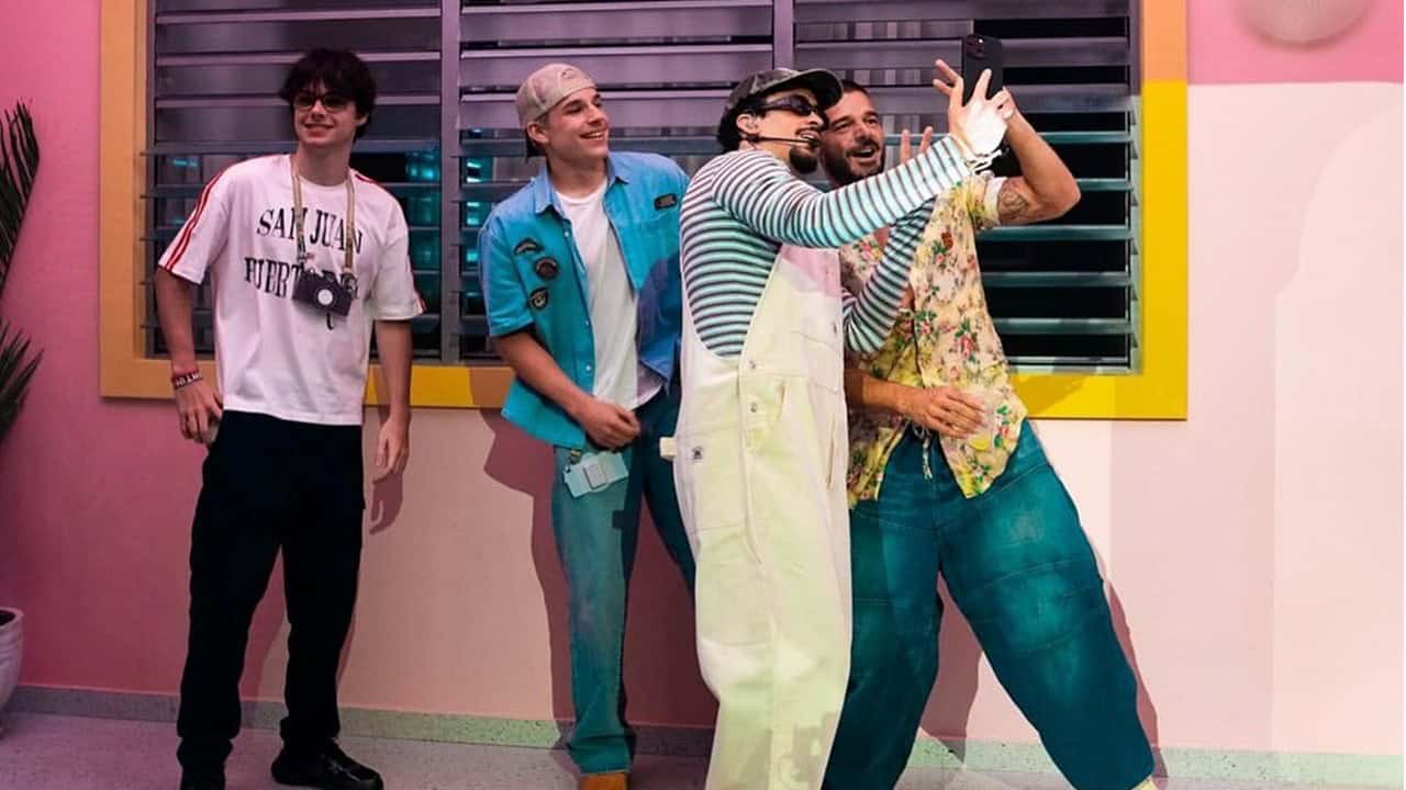 VIDEO|Ricky Martin y su hijo Santino disfrutan concierto de Bad Bunny desde el escenario en Puerto Rico