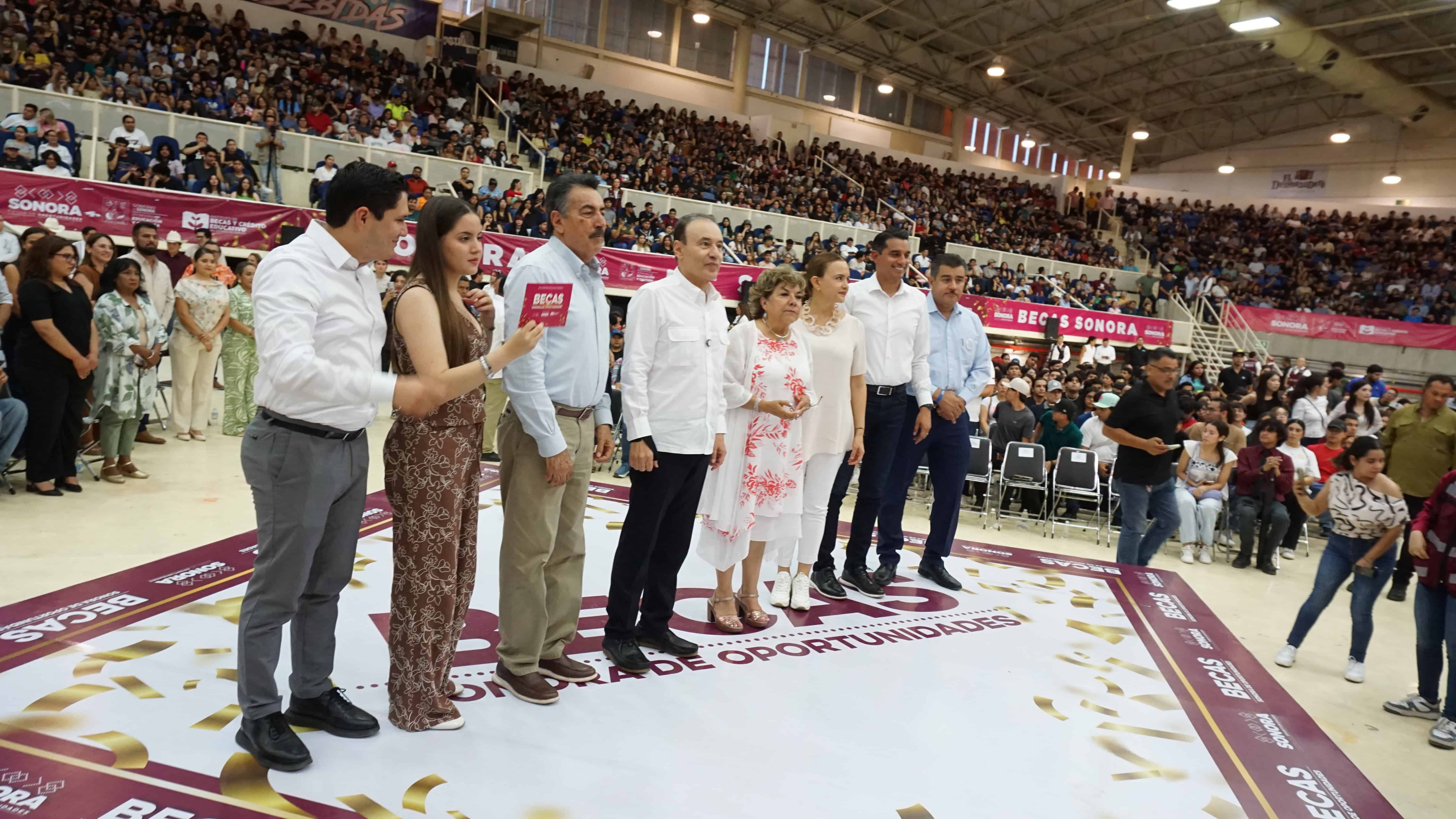 Gobernador Alfonso Durazo entrega becas a estudiante de Cajeme