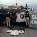 Lo detienen tras persecución y choque en Santa Ana; traía armas y droga