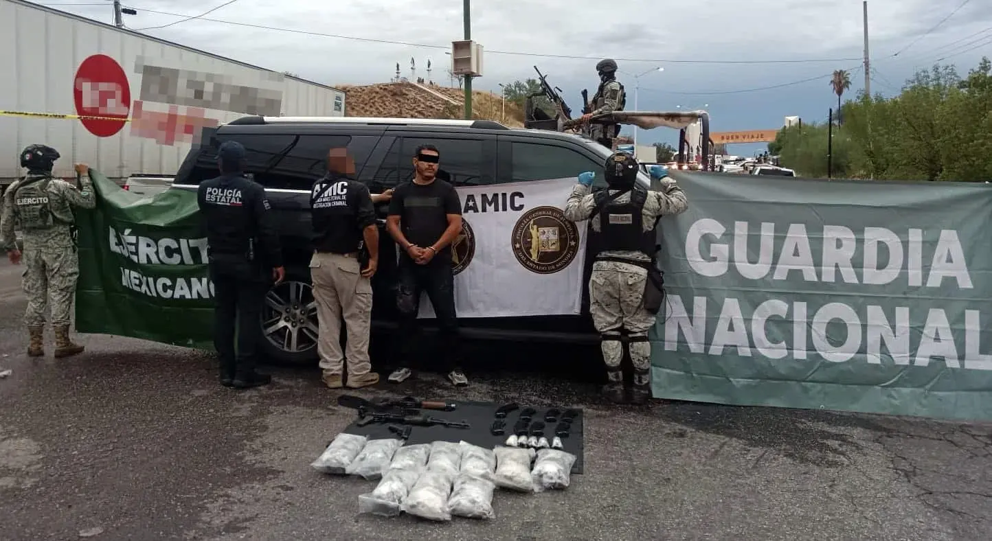 Lo detienen tras persecución y choque en Santa Ana; traía armas y droga