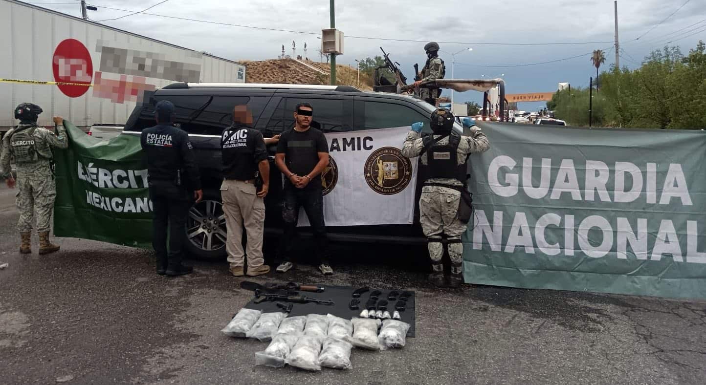 Lo detienen tras persecución y choque en Santa Ana; traía armas y droga