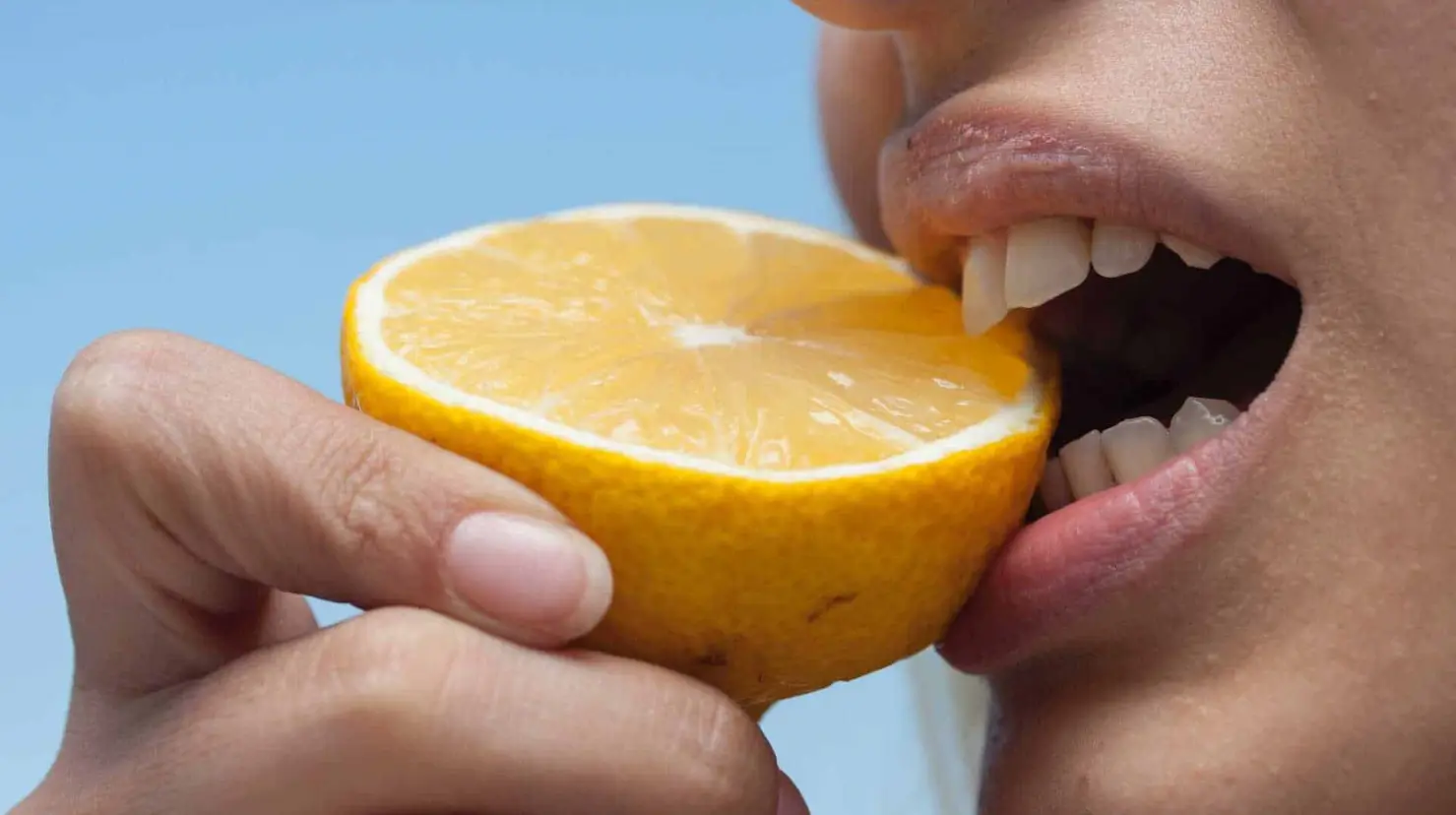 3 alimentos que pueden pigmentar tus dientes si los consumes constantemente ¿Cómo evitarlo?