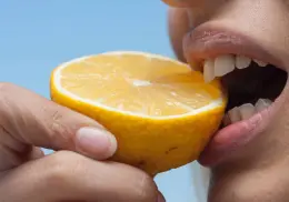 3 alimentos que pueden pigmentar tus dientes si los consumes constantemente ¿Cómo evitarlo?