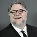 ¿De cuánto es la fortuna de Guillermo del Toro, el genio mexicano que ahora dirigió Frankenstein?