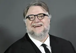 ¿De cuánto es la fortuna de Guillermo del Toro, el genio mexicano que ahora dirigió Frankenstein?