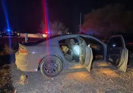 Decomisan vehículo y armamento en Guaymas