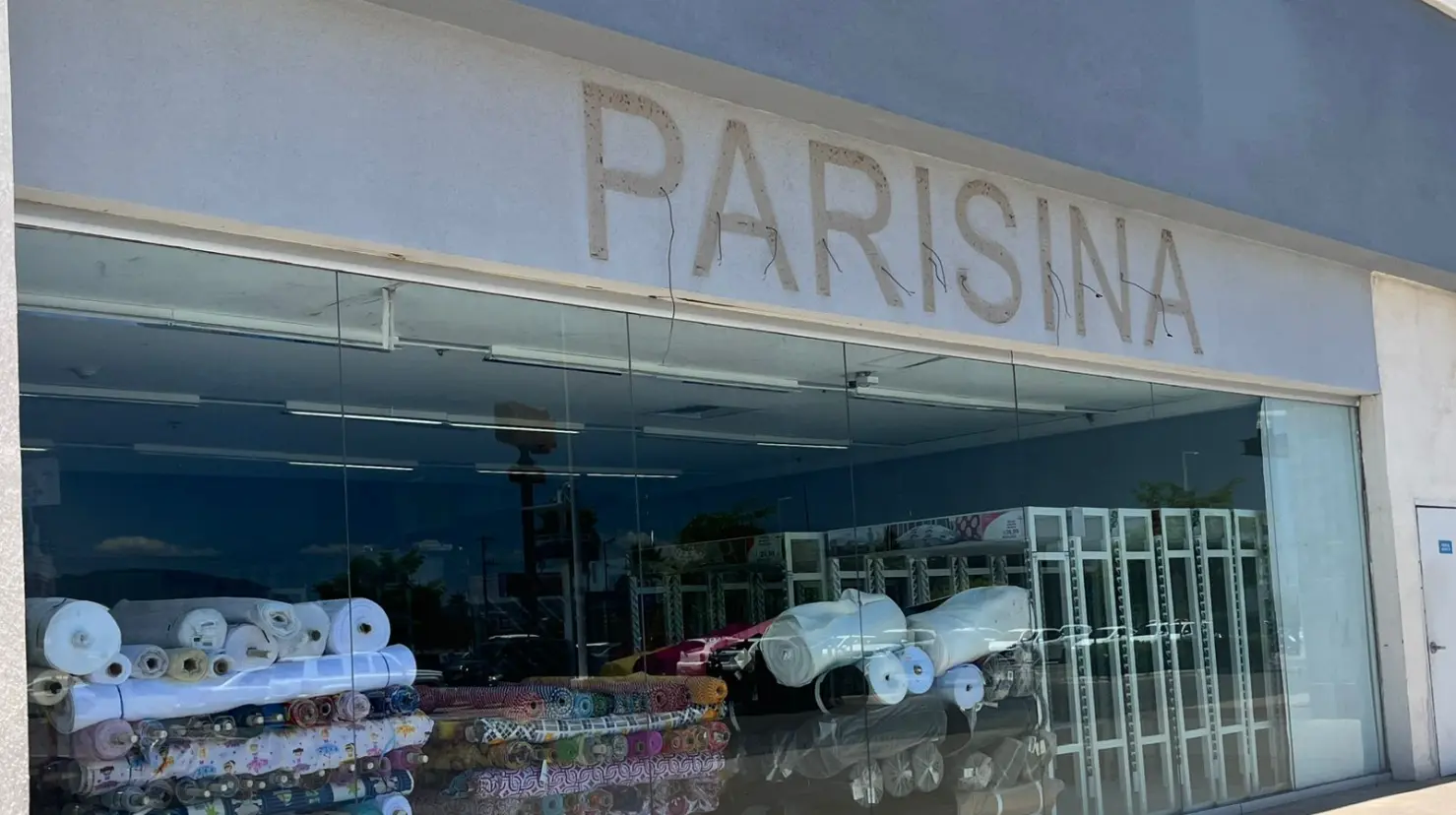 Hoy se quitaron los letreros de la sucursal de Telas Parisina en Plaza Sendero.