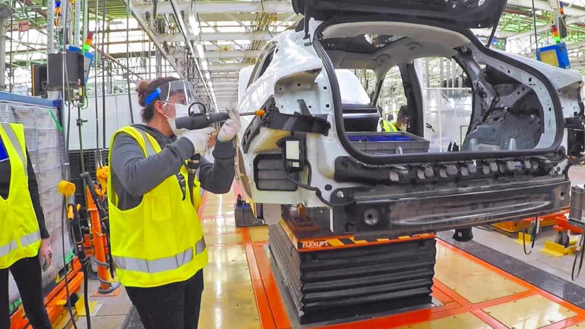 Salario mínimo debe alcanzar para comprar 2.5 canastas básicas de alimentos