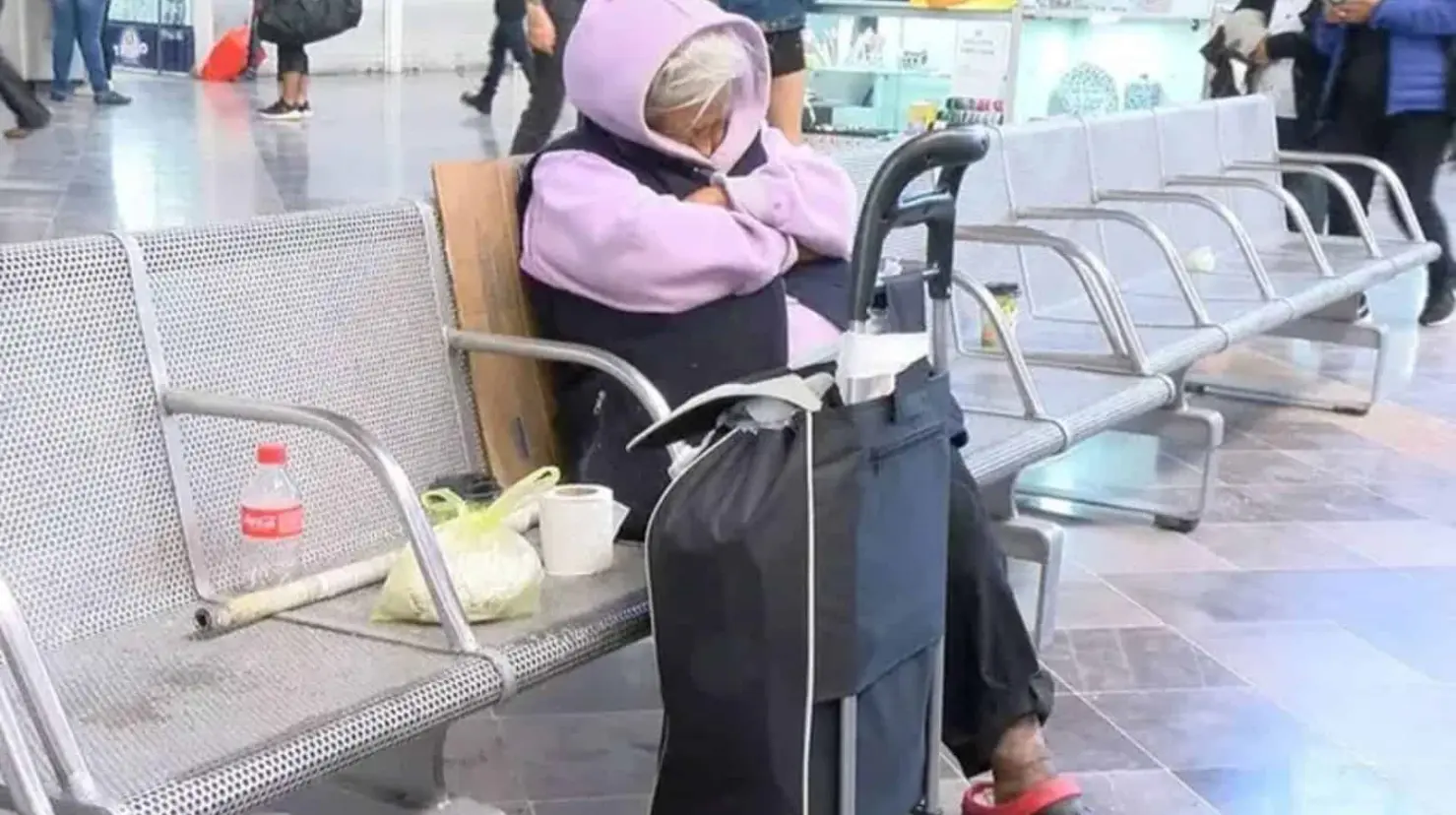 Muere Doña Mari, la abuelita que esperó durante 3 años a sus hijos en una central camionera