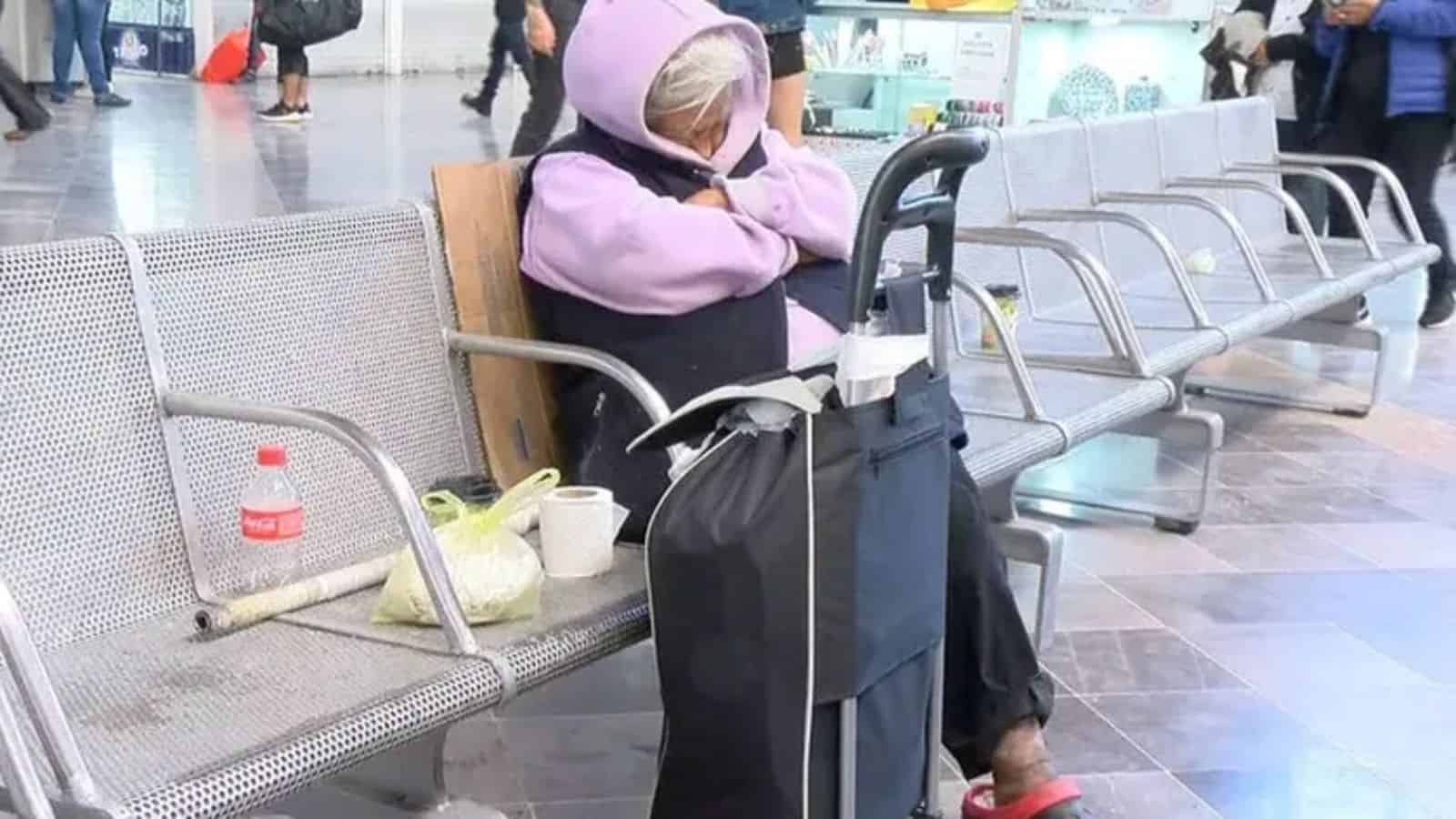 Muere Doña Mari, la abuelita que esperó durante 3 años a sus hijos en una central camionera