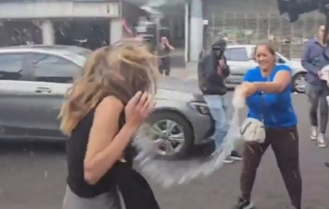 Aunque intentó evitar hacer declaraciones, fue interceptada por manifestantes.