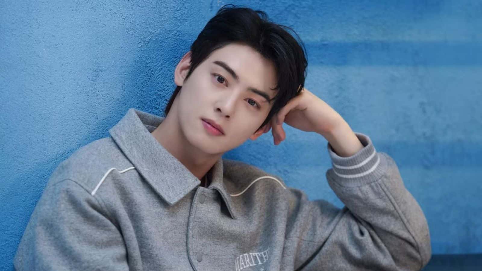 Cha Eun Woo comparte su nuevo corte de cabello antes de su servicio militar y se despide de sus fans