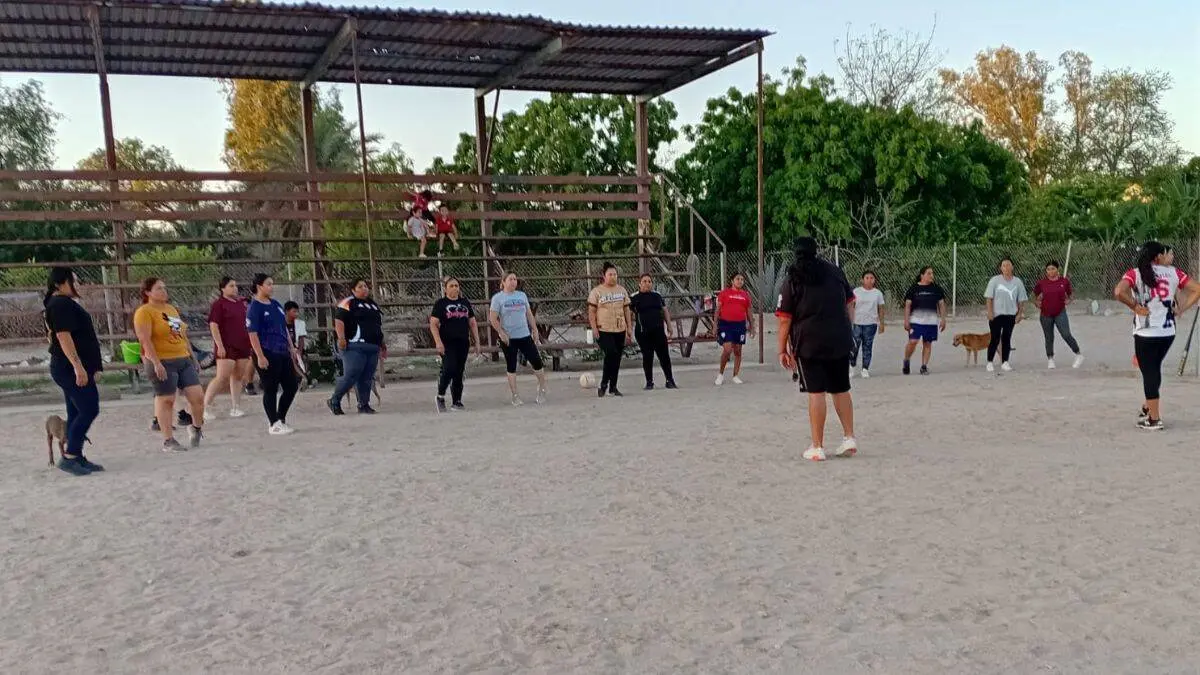 Ayuntamiento de Empalme lleva clínicas de sóftbol al ejido San Fernando