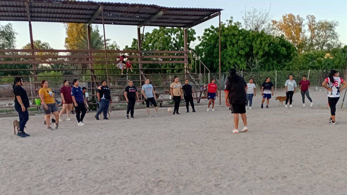 Ayuntamiento de Empalme lleva clínicas de sóftbol al ejido San Fernando