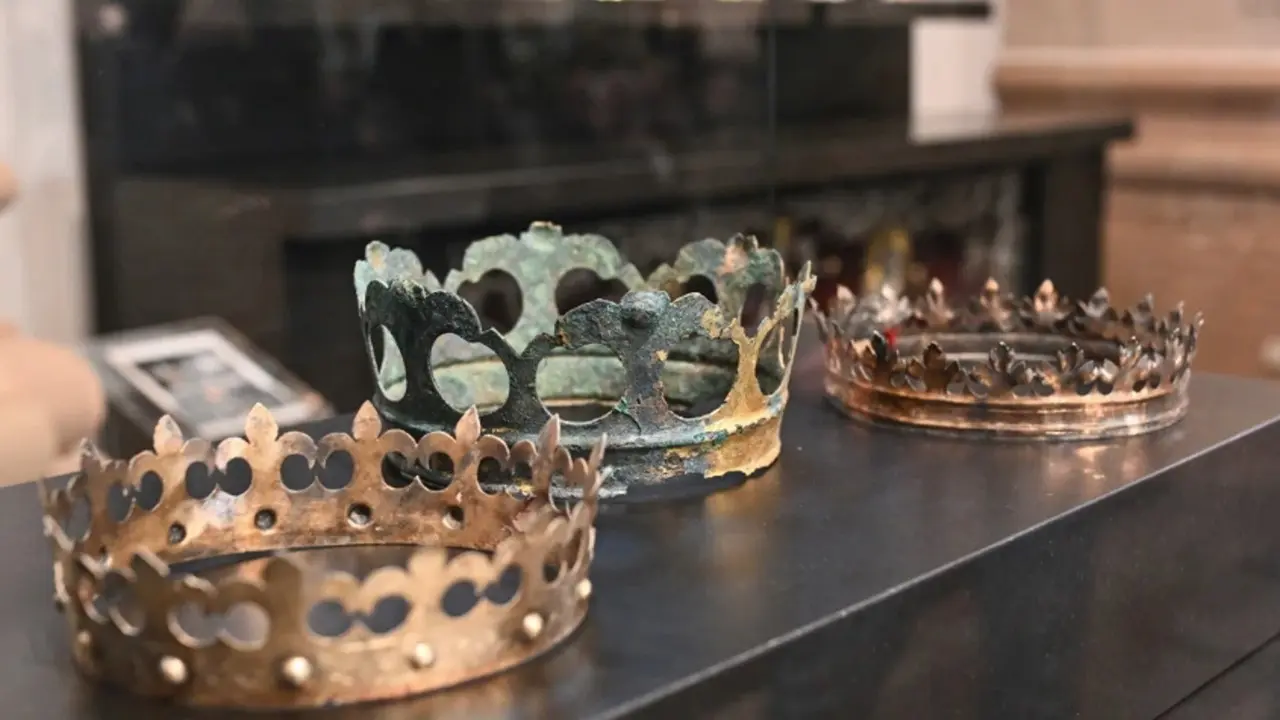 Hallan coronas reales medievales en esta catedral, tras décadas ocultas