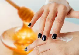 ¿Tienes manchas en las manos? Checa esta receta con miel para eliminarlas