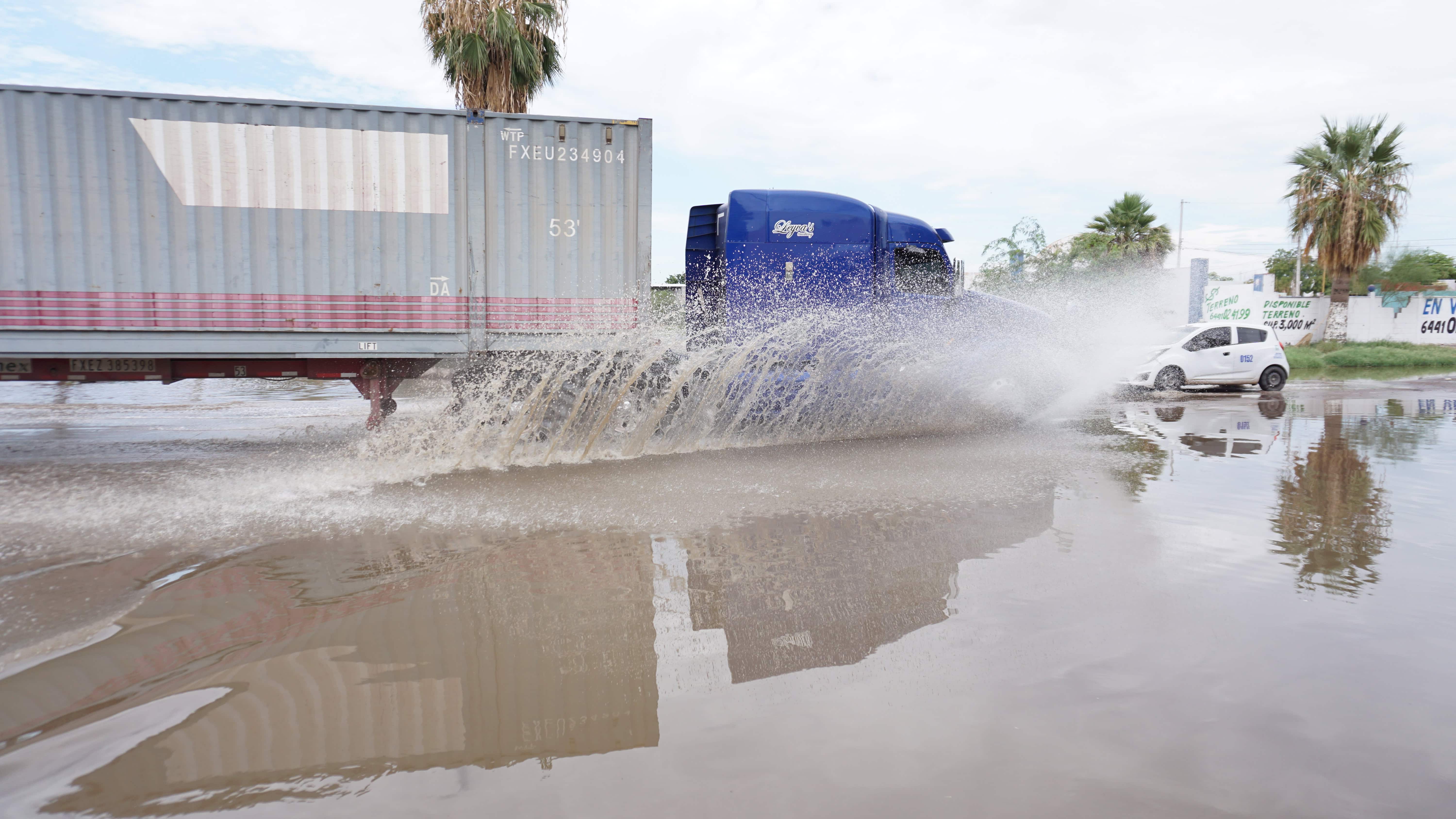 Vecinos de la colonia Santa Fe viven entre inundaciones