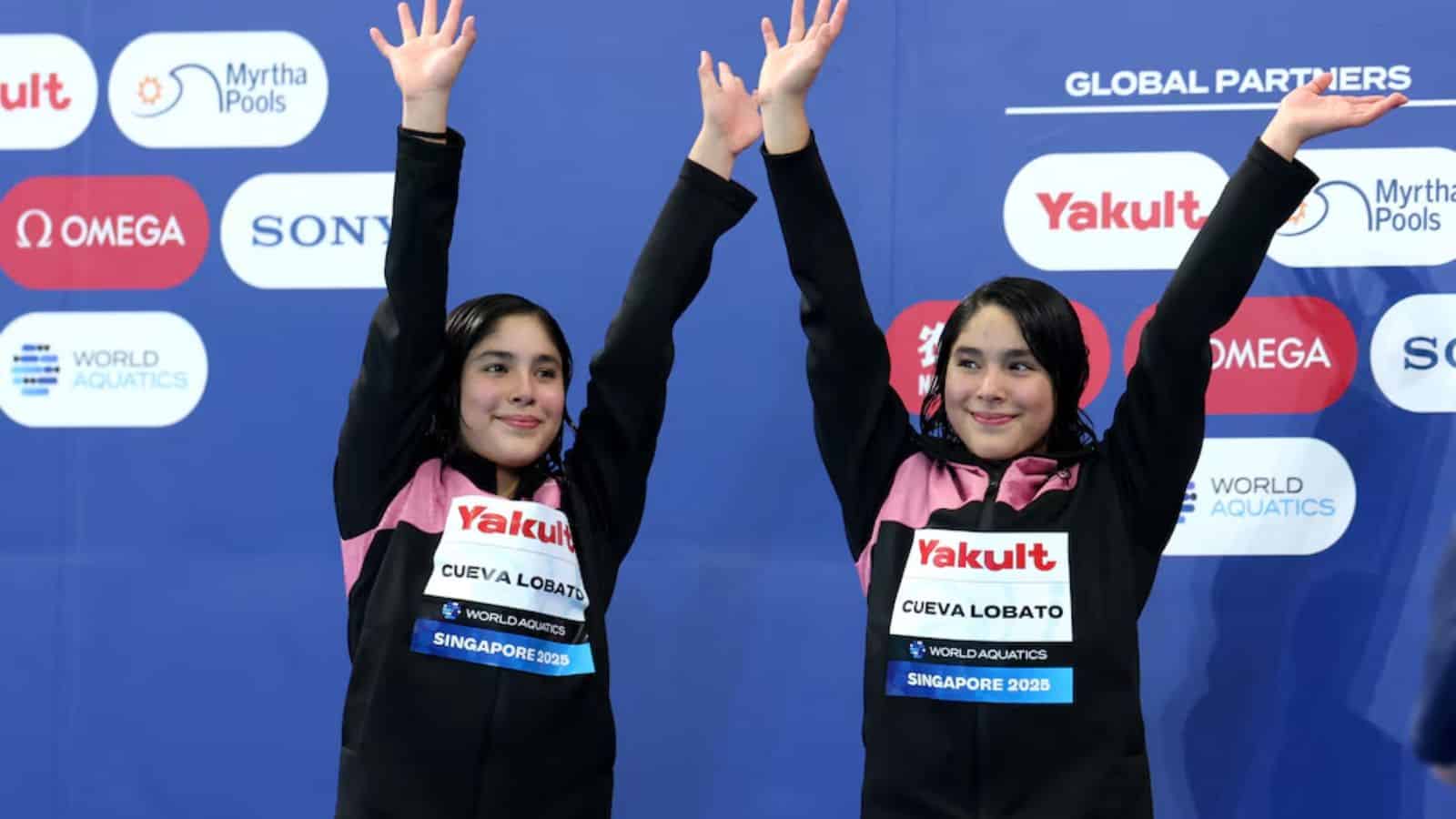 Las gemelas Mía y Lía Cueva brillan con histórico bronce para México en Singapur 2025