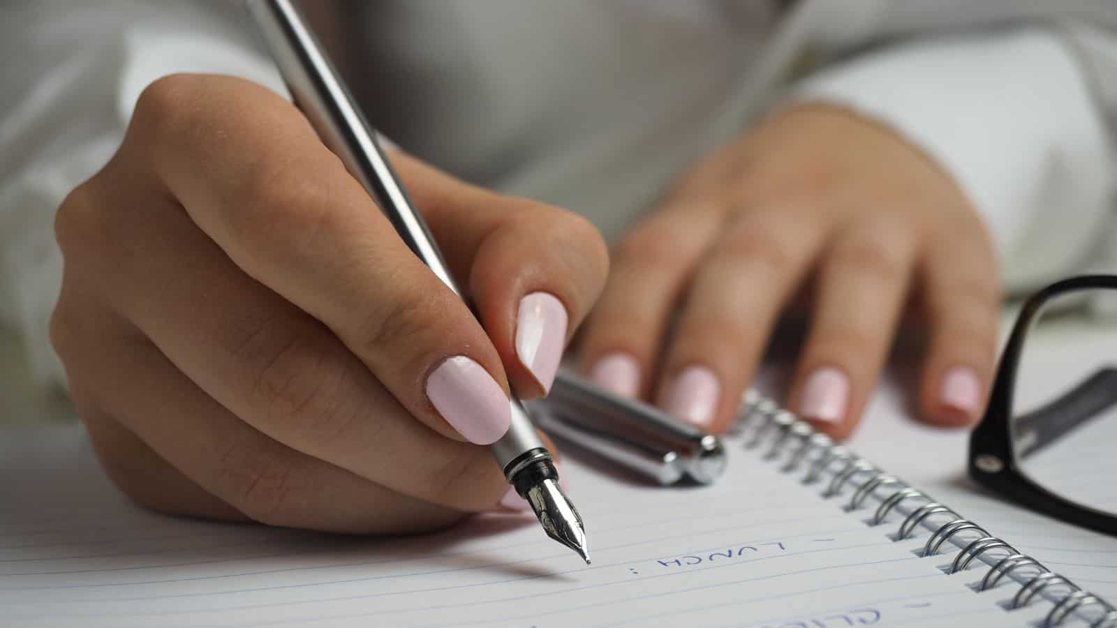 ¿Qué significa escribir solo con letras mayúsculas? Esto dice una experta al respecto