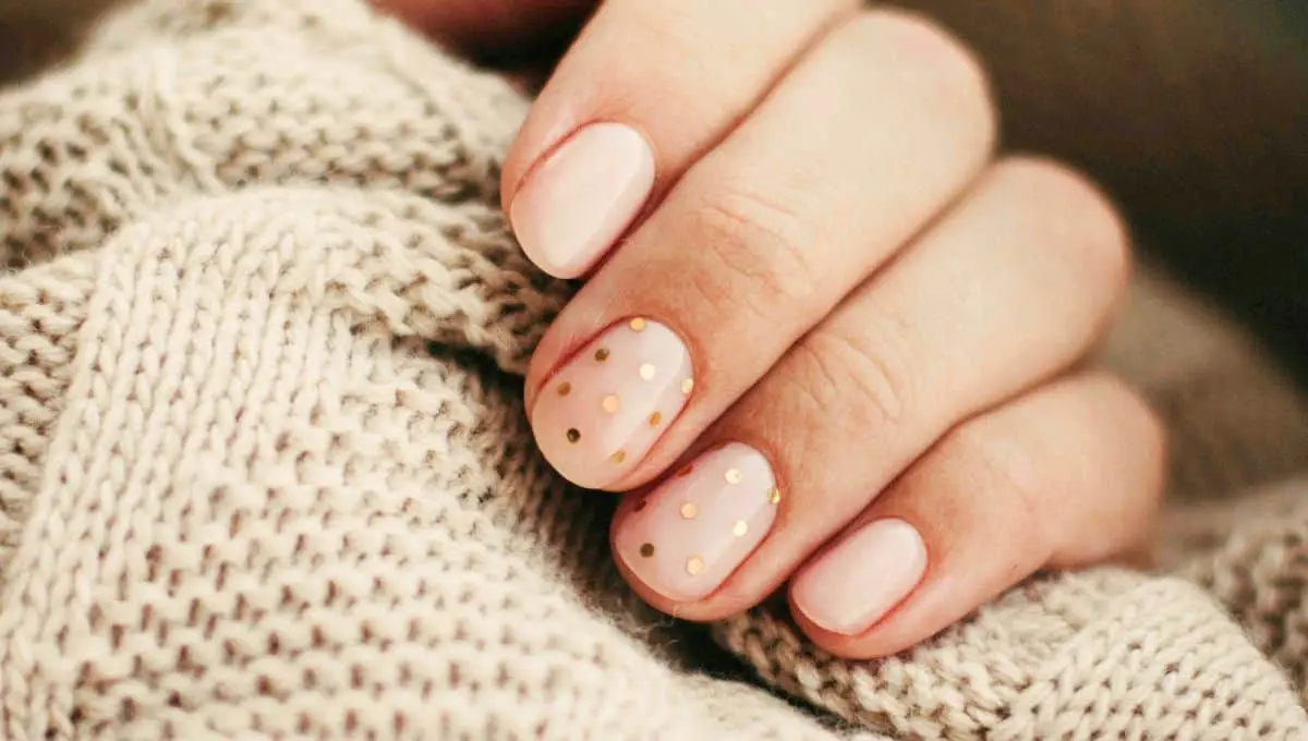 Descubre los mejores diseños de uñas con lunares / Pexels