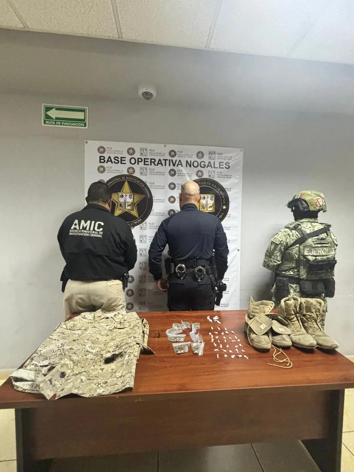 Decomisan vestimenta militar durante cateo en Nogales