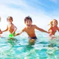 Estos son los colores de traje de baño que NO deberías ponerle a tus hijos ¿Cuál es la razón?