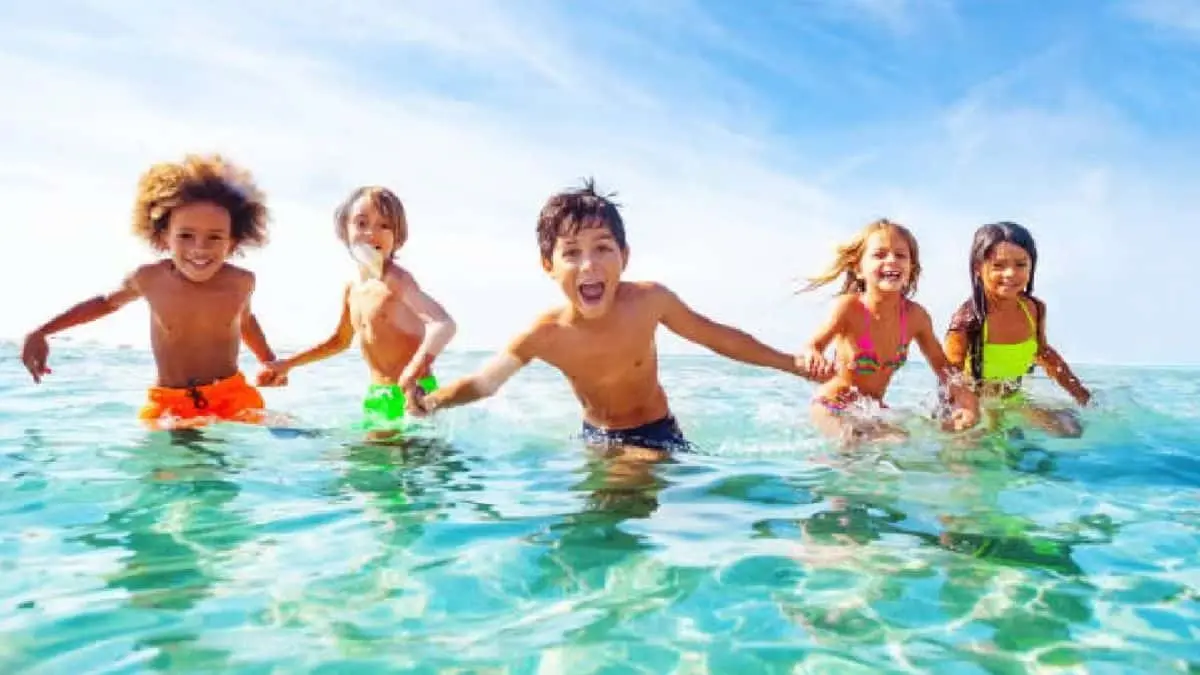Estos son los colores de traje de baño que NO deberías ponerle a tus hijos ¿Cuál es la razón?