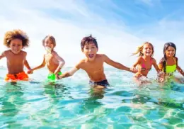 Estos son los colores de traje de baño que NO deberías ponerle a tus hijos ¿Cuál es la razón?