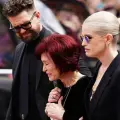 Familia Osbourne y miles de fanáticos despiden a Ozzy en emotivo funeral en Birmingham