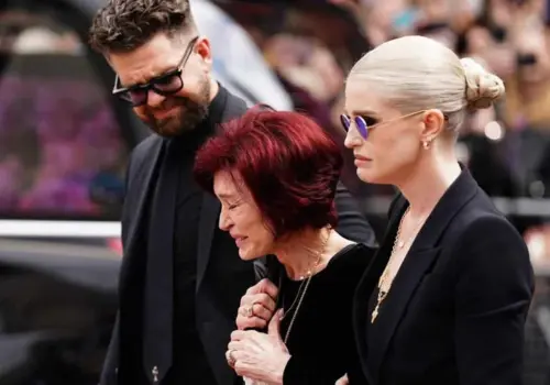 Familia Osbourne y miles de fanáticos despiden a Ozzy en emotivo funeral en Birmingham