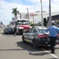 Omite señal de alto y choca con camión suburbano en Ciudad Obregón