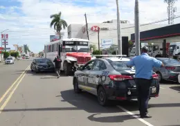 Omite señal de alto y choca con camión suburbano en Ciudad Obregón