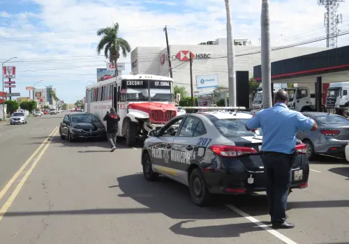 Omite señal de alto y choca con camión suburbano en Ciudad Obregón