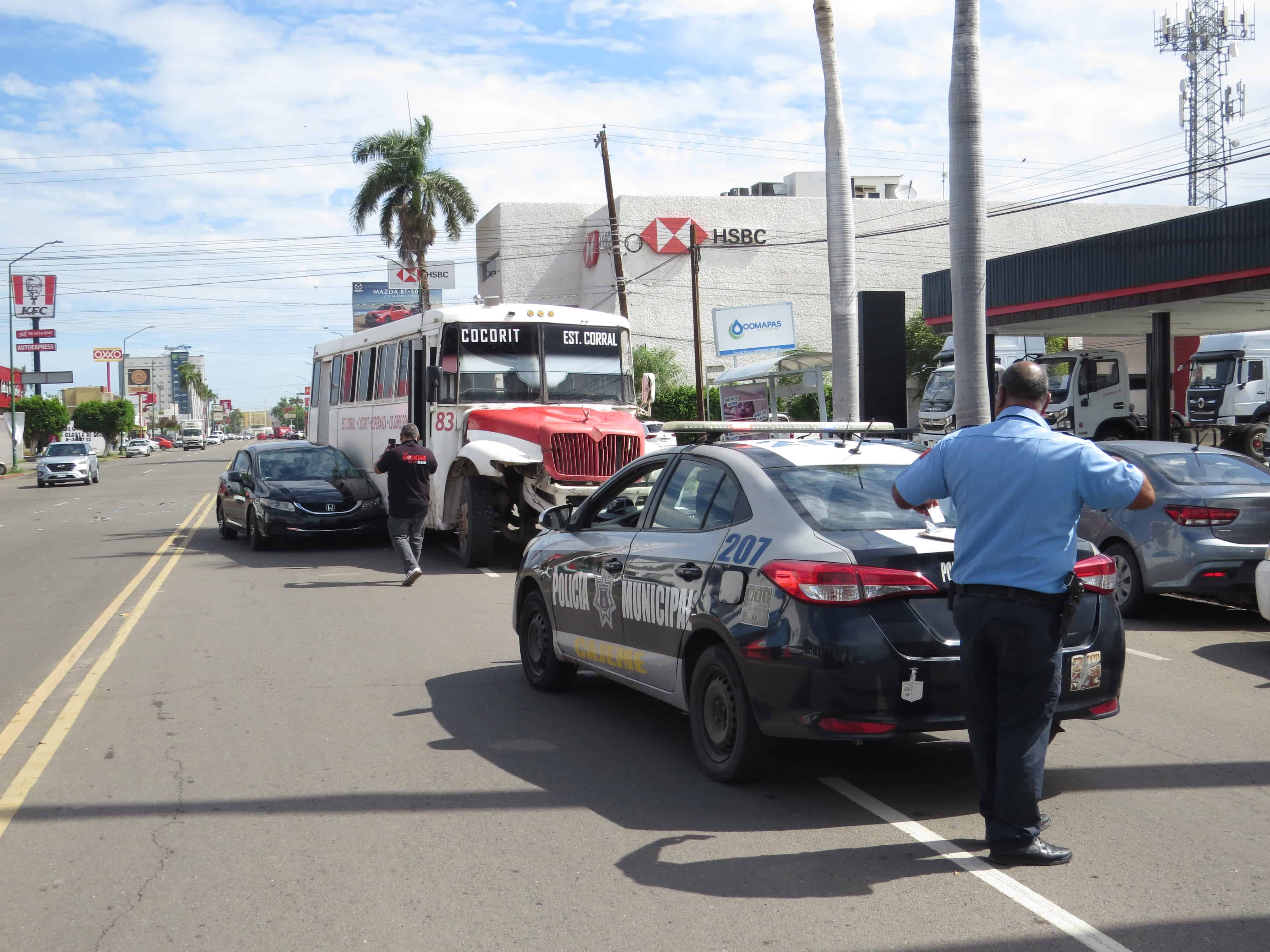 Omite señal de alto y choca con camión suburbano en Ciudad Obregón