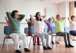 ¿Quieres hacer yoga en silla? Estas son las mejores posiciones para personas mayores de 50 Años
