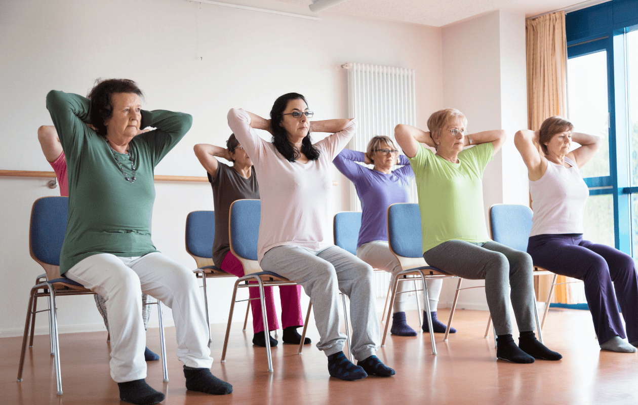 ¿Quieres hacer yoga en silla? Estas son las mejores posiciones para personas mayores de 50 Años