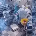 Sismo en Rusia: Médicos se hacen virales por no detenerse mientras hacían cirugía | VIDEO